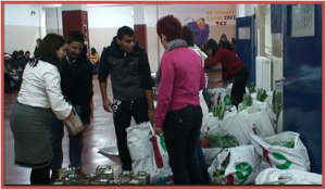 Καθηγητές και μαθητές συσκευάζουν τρόφιμα για να τα διανείμουν σε οικο-γένειες μαθητών του σχολείου μας  την περίοδο των Χριστουγέννων 2012.
